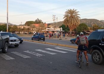 Peatones sufren las de Caín para cruzar tras ausencia de semáforo en entrada de Pozuelos (+Fotos)