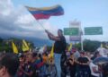 La población se acumuló en la autopista con cornetas, banderas y pancartas