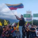La población se acumuló en la autopista con cornetas, banderas y pancartas