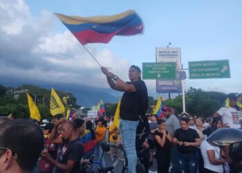 La población se acumuló en la autopista con cornetas, banderas y pancartas