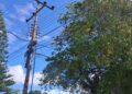 Aunque de momento no se han registrado cortocircuitos o algún hecho fortuito en los cables, los vecinos temen que con las lluvias y vientos fuertes esto termine ocurriendo