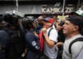 Pese al bloqueo, una comisión sindical logró llegar a las cercanías del palacio presidencial