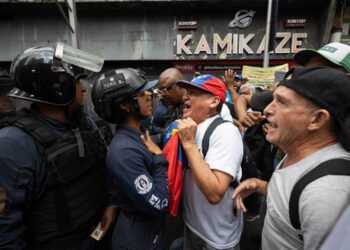 Pese al bloqueo, una comisión sindical logró llegar a las cercanías del palacio presidencial
