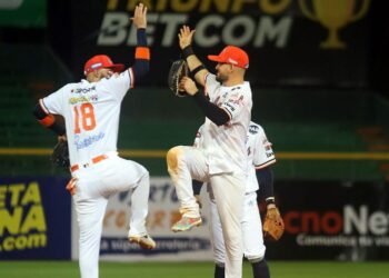Caribes hizo gala de su ofensiva y le cortó el invicto a Tiburones