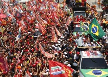 Ambos candidatos reunieron hoy a decenas de miles de personas en la recta final de la carrera presidencial