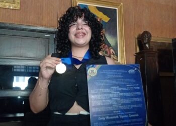 Estudiante Emilys Figuera recibió condecoración por su éxito en Olimpiada nacional de Nanotecnología