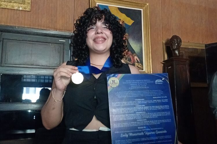Estudiante Emilys Figuera recibió condecoración por su éxito en Olimpiada nacional de Nanotecnología