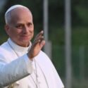 León XIV sale del hospital para regresar al Vaticano tras recibir el alta hospitalaria