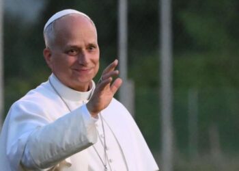 León XIV sale del hospital para regresar al Vaticano tras recibir el alta hospitalaria