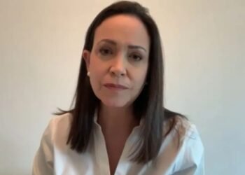María Corina Machado dice que la paz en Colombia depende de la democracia en Venezuela