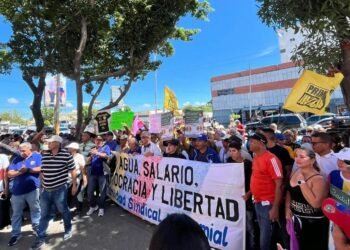 Jubilados recibieron respaldo político durante concentración en la plaza Virgen del Valle