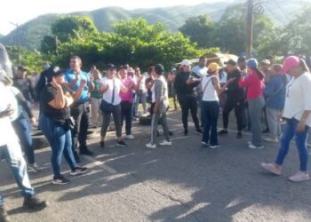 Vecinos cierran vía Cumaná-Cumanacoa para exigir culminación de puente