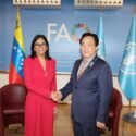 Delcy Rodríguez habla sobre seguridad alimentaria mundial con el director general de FAO