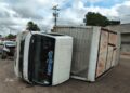 El siniestro involucró a un automóvil marca Chevrolet, modelo Aveo LT, y un camión marca Mitsubishi, modelo Fuso