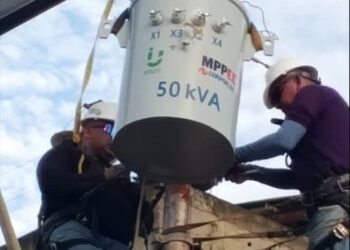 Tras reclamo vecinal instalan transformadores en avenida Los Pilones de Anaco (+Fotos)