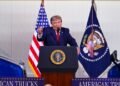 Trump tira un vaso de agua para comparar ahorro de combustible con el petróleo venezolano