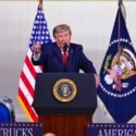 Trump tira un vaso de agua para comparar ahorro de combustible con el petróleo venezolano