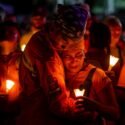 Una vigilia en Venezuela rinde homenaje a víctimas 100 días después de los terremotos