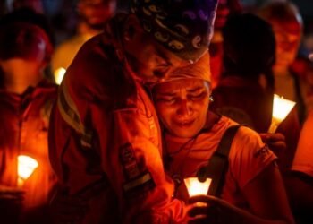 Una vigilia en Venezuela rinde homenaje a víctimas 100 días después de los terremotos